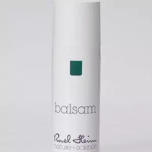 Eine weiße, zylindrische Flasche mit weißem Deckel, auf der in Kleinbuchstaben „Balsam Mini Airless 15 ml“ steht. Darunter steht „Rudel Stier“ und „Natur + Wissenschaft“. Die Flasche hat oben ein grünes Rechteck. Der Hintergrund ist schlicht und weiß.